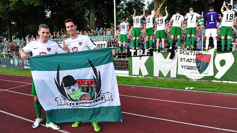 Philipp Kleinhenz (links vorne) ist bekennender Fan des FC 05 Schweinfurt, für den er einst selbst in der Regionalliga spielte.