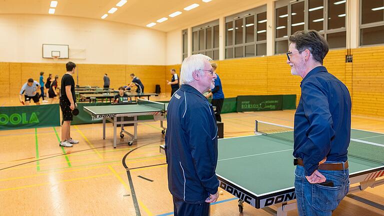 Vorsitzender Ralf Schmitt (rechts) in einer Besprechung mit Norbert Krämer (Jugendtrainer Tischtennis).