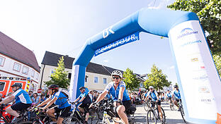 BR-Radltour 2024       -  Die BR-Radltour macht in diesem Jahr unter anderem Halt in Hammelburg. Auf dem Foto sind die Radler nach ihrer Ankunft bei der ersten Etappe 2024 in Geisenfeld zu sehen.