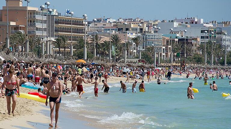 Mallorca - Touristen am Strand       -  Urlauber tummeln sich auf der Mittelmeerinsel Mallorca am Strand von Arenal.