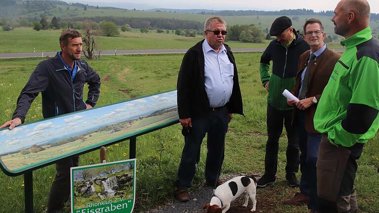 Dass die neue Panoramatafel am Hohe Polster gelungen ist, darüber waren (von links) Konrad Rothaug, Fridolin Link, Klaus Spitzl, Peter Suckfüll und Torsten Kirchner einer Meinung.