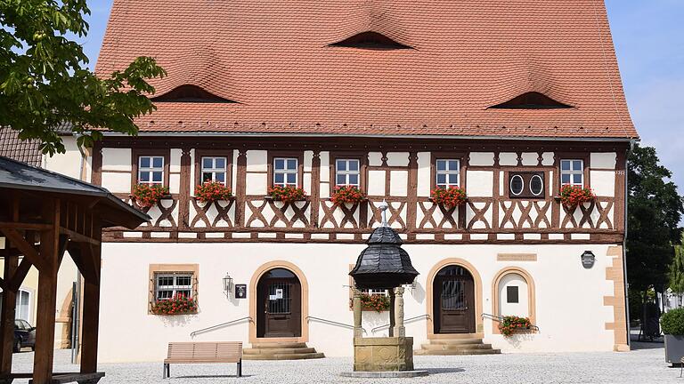 Das Rathaus in Gochsheim besticht durch geschweifte Andreaskreuze unter der Fensterbrüstung im oberen Stockwerk.