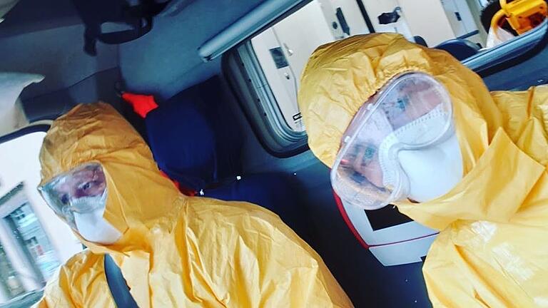 BRK-Rettungsdienst mit Covid-19-Schutzanzug im Einsatz: Das kann körperlich ganz schön anstrengend werden.&nbsp; &nbsp;&nbsp;