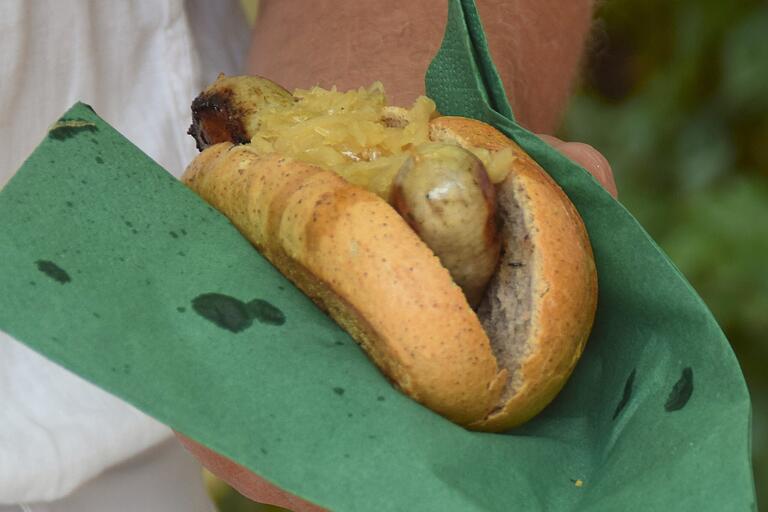 Wildbratwurst im Traubenkernweck.