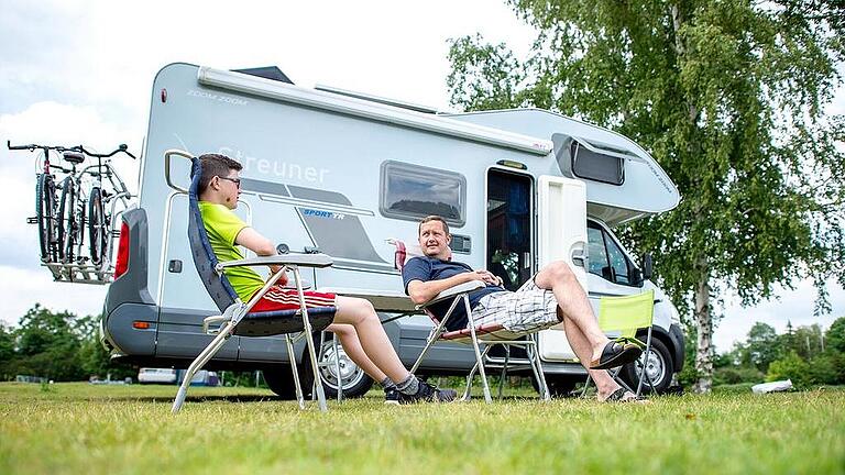 19262627.jpeg       -  Damit Ihr Campingurlaub auch so entspannt läuft wie bei diesen beiden Herren, werfen sie am besten einen Blick auf unsere Wohnmobil-Packliste.