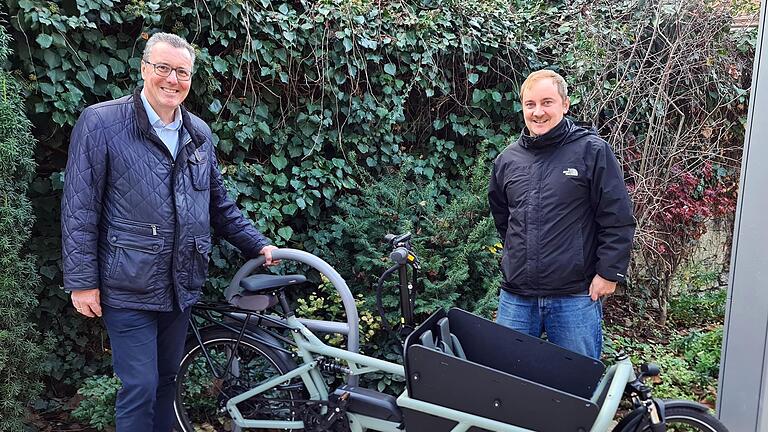 Bürgermeister Jürgen Götz und sein Klimaschutzmanager Jan Speth präsentieren das von der Gemeinde angeschaffte E-Lastenfahrrad, das nun für einen Euro am Tag geliehen werden kann.