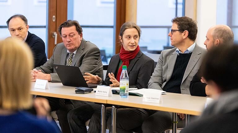 Demonstrierten im Würzburger Studentenhaus ihren gemeinsamen Willen (von links): Ralf Willrett (WVV), Ulrich Fröhlich (VVM), Henry Mörtl (Studierendenvertretung), Klimabürgermeister Martin Heilig und Marcus Gärtner vom Studierendenwerk Würzburg.