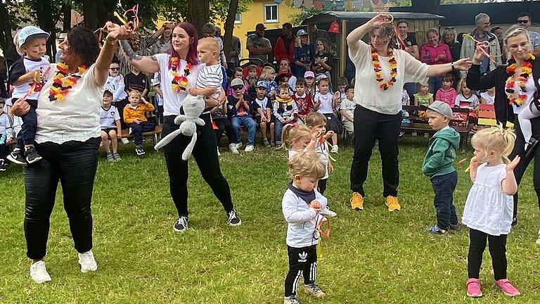 Beim Kindergartenfest der Kindertagesstätte St. Bonifatius drehte sich dieses Jahr alles um das Thema Fußball-EM.