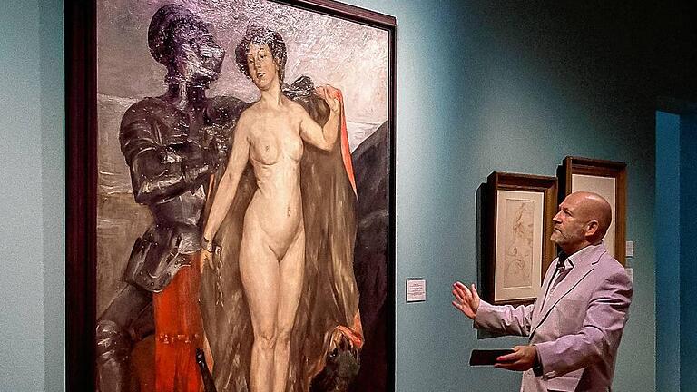 Wolf Eiermann erläutert Lovis Corinths &bdquo;Perseus und Andromeda&ldquo;: &bdquo;Die Tochter der Kommerzienrätin bekommt eine Pelerine gereicht.&ldquo;