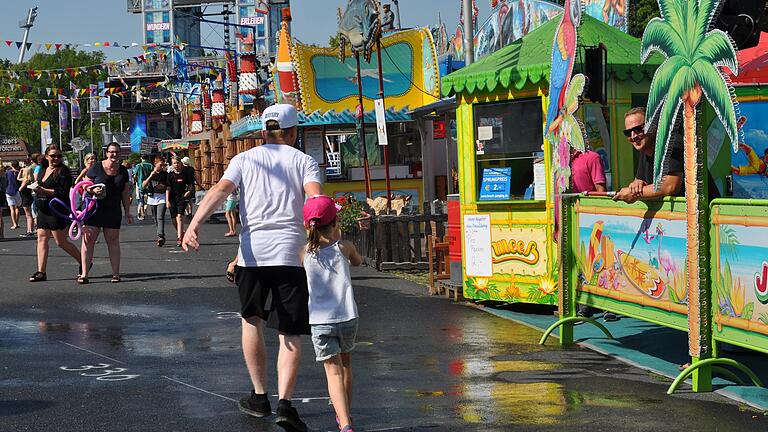 Die Besucher des Schweinfurter Volksfests freuen sich über eine spontane Abkühlung von der Hitze.