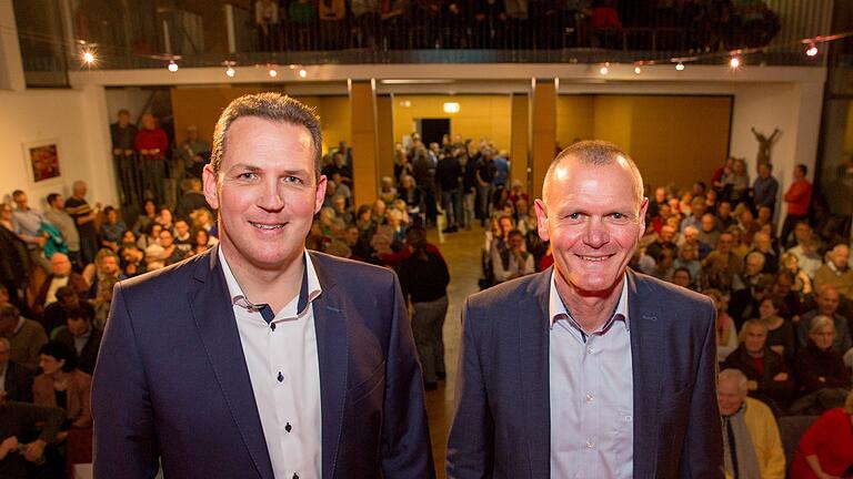 Holger Seidel (links) und Thomas Stamm (rechts) wollen Bürgermeister in Marktheidenfeld werden. Bei einer Podiumsdiskussion im Pfarrheim stellten sie sich den Fragen der Moderatoren und des Publikums.