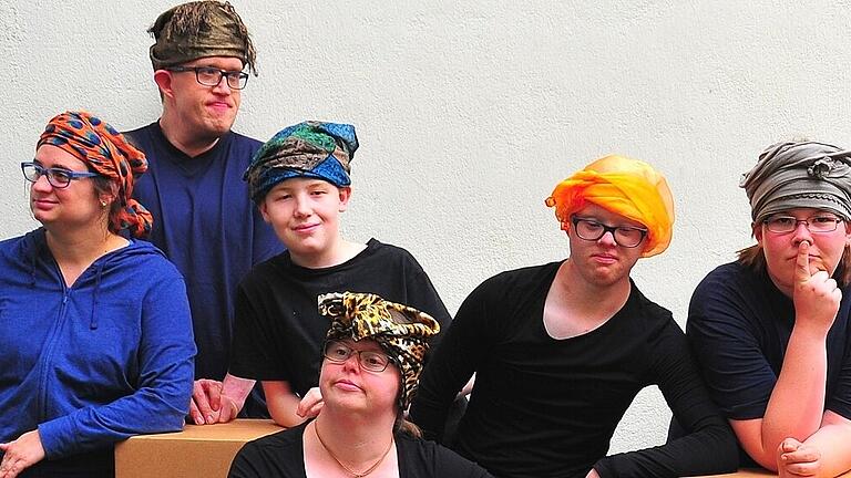 Die Schauspielerinnen und Schauspieler der Theatergruppe der OBA Schweinfurt (von links): Katrin, Frank, Felix, Christine, Stefan und Vicky bei einer Probe.