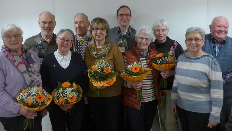 Ehrungen für zehnjährige Mitgliedschaft (von links): Isa Oerter, Klaus Hofmann, Lieselotte Baare, Jürgen Wolfahrt, Karola Rau, Frank Seyfarth Elfriede Markert, Renate Härth, die Gründerin des Vereins Barbara Ziegler und 1. Vorsitzender Reinhold Ziegler.