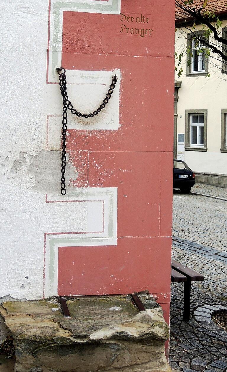 Die historische Pranger-Kette am Zeiler Rathaus nicht als Gebäck, sondern im Original.&nbsp;