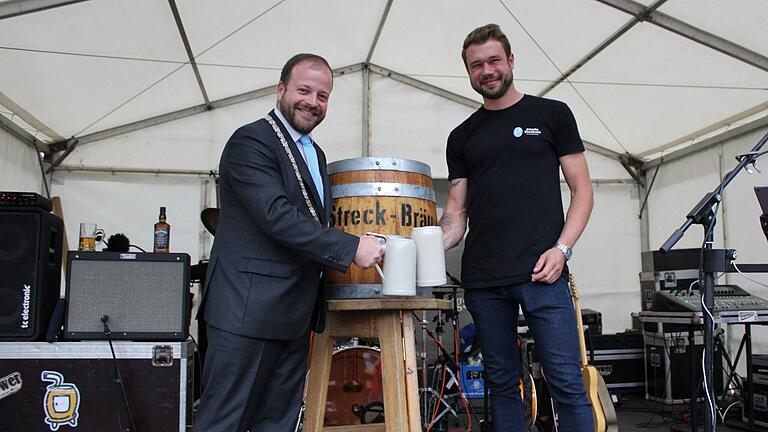 Beim Bieranstich zum diesjährigen Stadtfest zapfte Bürgermeister Steffen Malzer (li.), unterstützt vom Betriebsleiter der Brauerei Streck, Tim Metzger, ein Fässchen Streck Bier an. Nach der erfolgreichen Übernahme der Brauerei durch die Biermacher GmbH zeigte sich das Stadtoberhaupt erfreut, weiterhin mit der Brauerei feiern zu können.