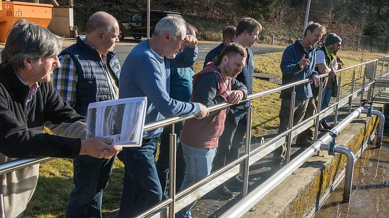 Der Gemeinderat Karsbach besichtigte die vor zehn Jahren erbaute Oberleichtersbacher Kläranlage. Diese soll nun als Muster für die neue Abwasserreinigung in Karsbach dienen. Der Gemeinderat Karsbach besichtigte die vor zehn Jahren erbaute Oberleichtersbacher Kläranlage. Diese soll nun als Muster für die neue Abwasserreinigung in Karsbach dienen.