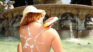 Tipps gegen die Hitze       -  ... sich regelmäßig einzucremen und eine Kopfbedeckung zu tragen, wenn man sich längere Zeit im Freien bewegt. Weitere Tipps zum Sonnenschutz finden Sie &gt;&gt; hier &lt;&lt;. Direkte Sonne meiden sollten nicht nur...