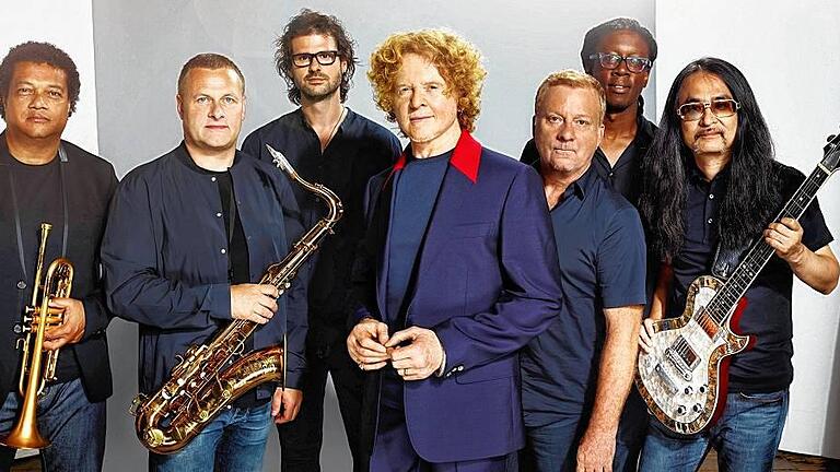 Simply Red open air am 22. Juli 2016 im Schlosshof in Bad Mergentheim       -  (ret)   Simply Red eröffnen ihre Sommer-Open-Air-Tour im nächsten Jahr durch Deutschland in Bad Mergentheim. Am 22. Juli 2016 spielt die Gruppe um Mick Hucknall um 20 Uhr im Schlosshof. Der Hof des historischen Deutschordensschlosses habe als Konzert-Kulisse schon eine kleine Tradition, heißt es in einer Pressemitteilung der Kurstadt. Bob Dylan, Bryan Adams und Mark Knopfler waren da &ndash; auch Neil Young und Sting, Xavier Naidoo und Die Fantastischen Vier. Unter der Überschrift &bdquo;Lieder im Schloss&ldquo; habe diese Reihe in mehr als 20 Jahren überregionale Beachtung erfahren. Die Fans feiern Simply Red bei der &bdquo;Big Love&ldquo;-Tour: Nach der enormen Resonanz auf die Hallentournee mit mehr als 100 000 Besuchern geben Hucknall und seine Band auch acht Open-Air-Konzerte in Deutschland. Rund 30 Jahre nachdem sie begannen, Generationen mit ihrem unwiderstehlichen Soul zu faszinieren, haben sich Simply Red zurückgemeldet. Rotschopf Mick Hucknall verspürte die Lust, dieses Jubiläum mit einer Welttour zu zelebrieren. Mit den langjährigen Gefährten Ian Kirkham am Saxophon, Gitarrist Kenji Suziku, Bassist Steve Lewinson und Trompeter Kevin Robinson sowie weiteren Mitstreitern beendeten Simply Red ihre Auszeit. Hucknalls Songs wie &bdquo;Holding Back The Years&rdquo;, &bdquo;The Right Thing&rdquo;, &bdquo;A New Flame&rdquo; oder &bdquo;Stars&rdquo; sind Glanzpunkte des außergewöhnlichen Band-Jubiläums. Der Vorverkauf für das Konzert in Bad Mergentheim hat begonnen. Bundesweite Ticket-Hotline:  (01 80) 5 70-0 00.