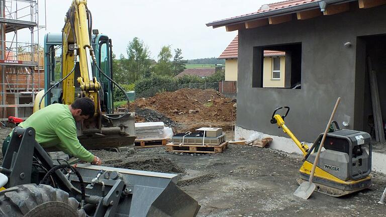 Bilderserie vom Spatenstich, Richtfest bis zur Einweihung des Mechenrieder Kindergarten mit Pfarrsaal und G3-Bürgerhaus mit Arztpraxis.