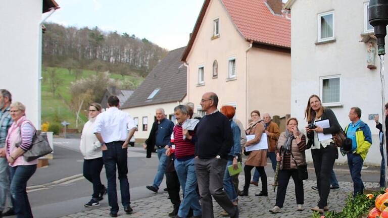 In Arnshausen fand im April 2017 ein Dorfspaziergang statt, bei dem die Bevölkerung über Pläne zu Umgestaltung des Dorfkerns diskutieren konnte. Die Maßnahme ist inzwischen angelaufen. Ralf Ruppert/Archiv       -  In Arnshausen fand im April 2017 ein Dorfspaziergang statt, bei dem die Bevölkerung über Pläne zu Umgestaltung des Dorfkerns diskutieren konnte. Die Maßnahme ist inzwischen angelaufen. Ralf Ruppert/Archiv