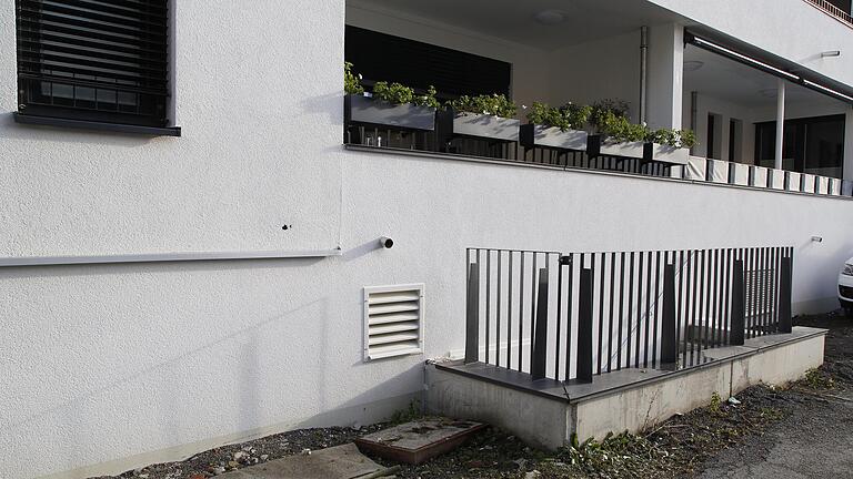 Das Corpus delicti: Diese Treppe als Fluchttreppe aus der Tiefgarage des Mehrfamilienwohnhauses am Fischerrain war nicht genehmigt. Das wurde nun nachgeholt, der Bauherr bekam aber ein Bußgeld. Das Corpus delicti: Diese Treppe als Fluchttreppe aus der Tiefgarage des Mehrfamilienwohnhauses am Fischerrain war nicht genehmigt. Das wurde nun nachgeholt, der Bauherr bekam aber ein Bußgeld.