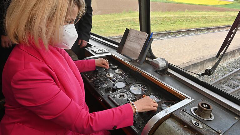 Ob Lokomotivführerin einmal der Berufswunsch von Landrätin Tamara Bischof war? Jedenfalls setzt sie sich vehement dafür ein, dass auf der Mainschleifenbahn bald wieder Züge Richtung Würzburg verkehren.