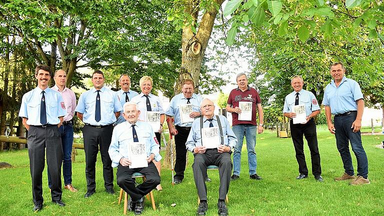 Die von der Feuerwehr Halsheim für langjährige Mitgliedschaft Geehrten zusammen mit der Führungsmannschaft (hinten von links):
Vereinsvorsitzender Edwin Reuß, KBI Stephan Brust, Markus Völker (25 Jahre), Kommandant Klaus Vay, Schriftführerin Maria Maltzahn (40 Jahre), Erwin Weissenberger (50 Jahre), Oswald Gabel (50 Jahre), Ehrenkommandant Otto Weissenberger (50 Jahre) Bürgermeister Franz Josef Sauer, (sitzend von links) Hubert Witzel (65 Jahre) und Bruno Büttner (65 Jahre).