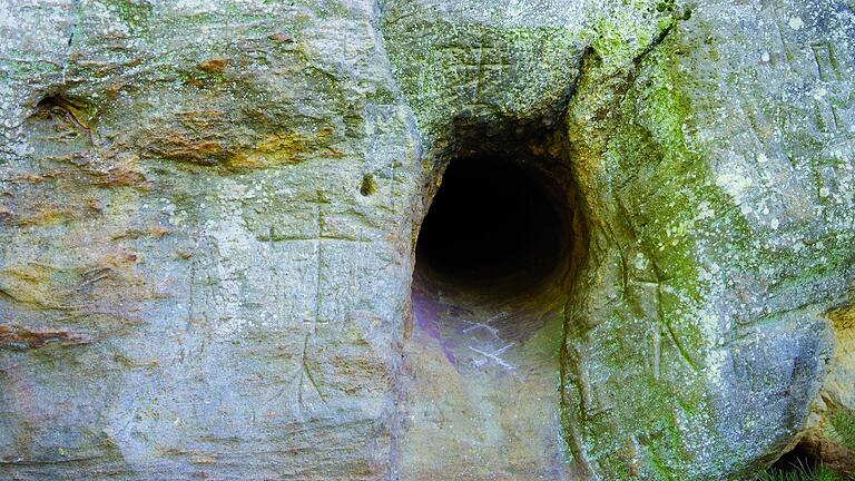 Das Querkelesloch am Veitenstein ist von Ritzzeichnungen umgeben.