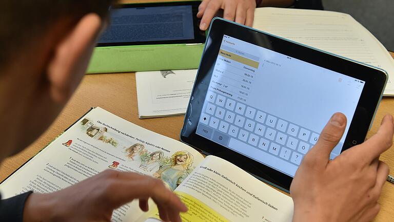 Tablet statt Tafel: Das dgitale Klassenzimmer ist ein gewaltiger Kostenfaktor auch im Landkreis Rhön-Grabfeld.