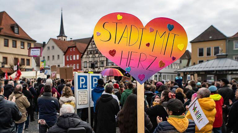 Rund 2000 Menschen nahmen Mitte Februar an der Demonstration für Demokratie durch die Innenstadt von Bad Neustadt teil. Mitte März soll nun auch in Bad Königshofen eine Solche Kundgebung stattfinden, allerdings will man die Demo in Bad Königshofen in etwas anderer Form organisieren.