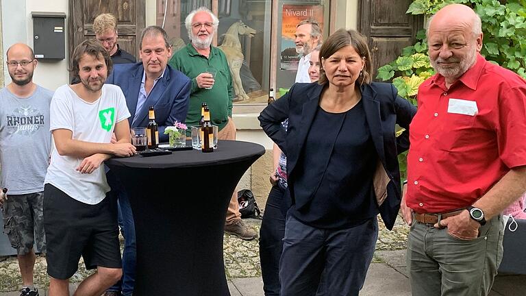 Gespannt blickt Manuela Rottmann bei ihrer Wahlparty in Münnerstadt auf die ersten Zahlen im TV. Rechts neben ihr: Der ehemalige Grünen-Spitzenpolitiker Hans-Josef Fell.