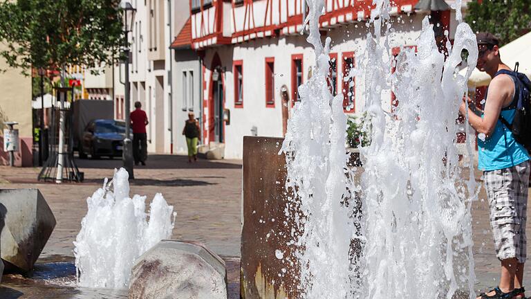 Gespart werden soll auch bei den Betriebszeiten der Brunnen am Karlstadter Marktplatz.