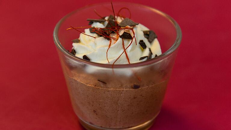 Mit aufgeschlagener Sahne, Chilifäden und Schokoraspeln sieht das Schokoladen-Chili-Mousse gleich viel schöner auf dem Tisch aus. Mit aufgeschlagener Sahne, Chilifäden und Schokoraspeln sieht das Schokoladen-Chili-Mousse gleich viel schöner auf dem Tisch aus. 