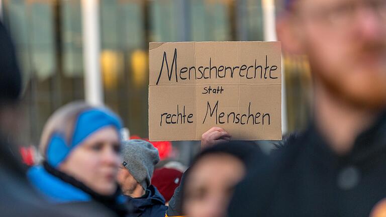 Bei Demonstrationen gegen Rechtsextremismus und die AfD gehen auch in der Region Tausende auf die Straße. Die Debatte bewegt auch Menschen aus der Ärzteschaft in der Region Schweinfurt.