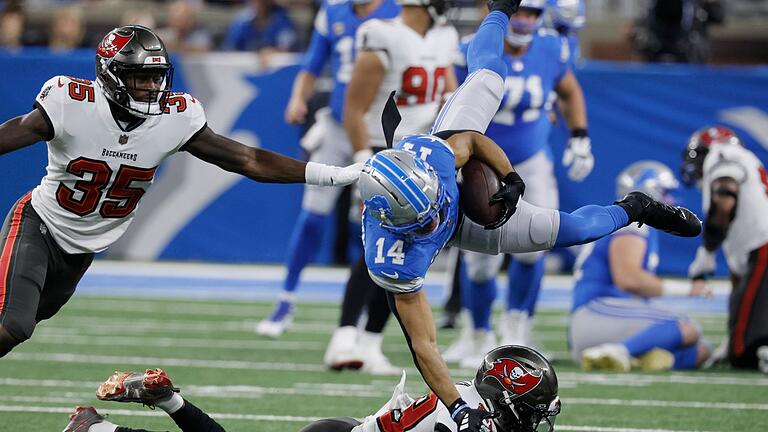 Detroit Lions - Tampa Bay Buccaneers       -  NFL-Profi Amon-Ra St. Brown von den Detroit Lions (Mitte) hatte viele gute Szenen gegen die Buccaneers.