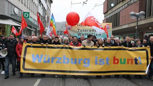 Würzburg ist bunt       -  'Würzburg ist bunt' - der Zug in der Kaiserstraße.