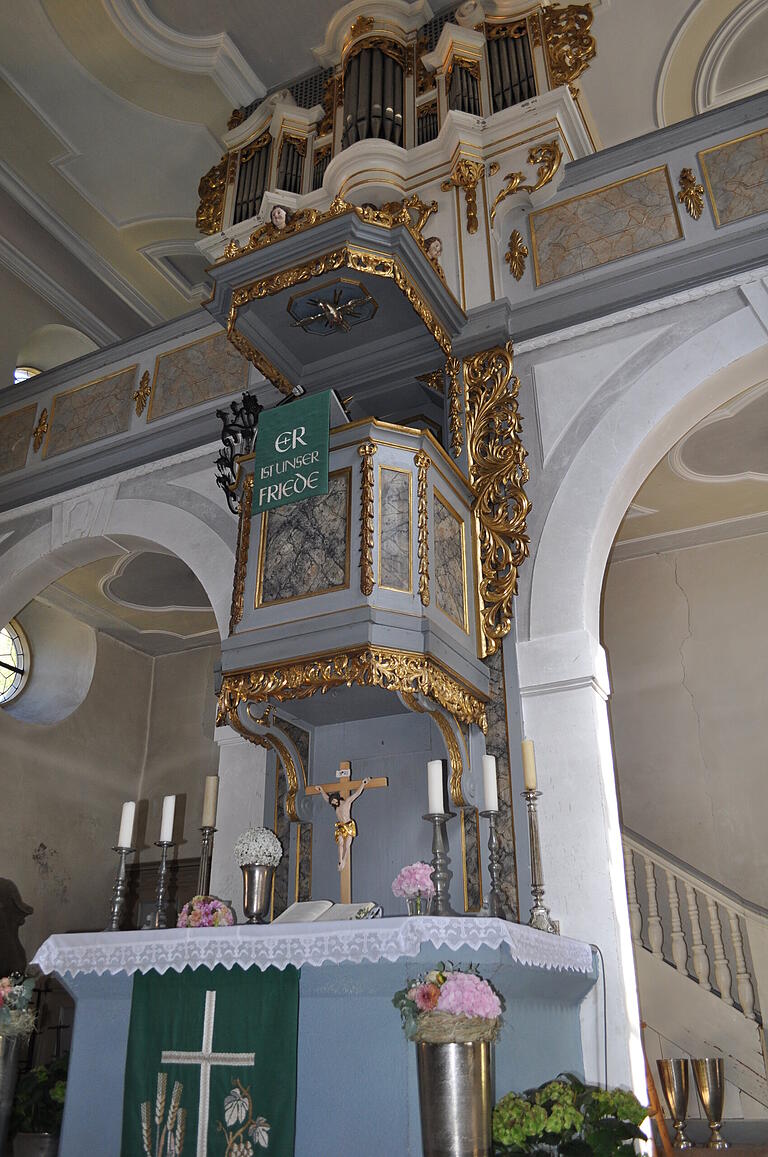 Kanzelaltar und Orgel bilden das zentrale Element der evangelischen Kirche in Ermershausen.