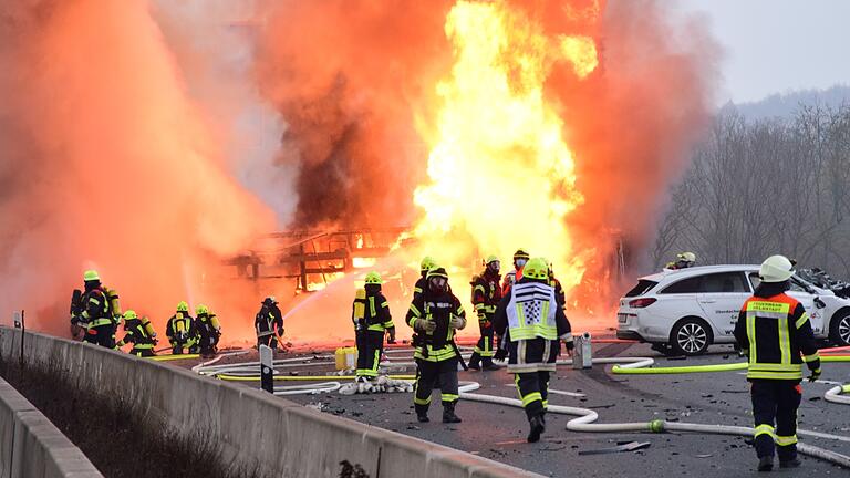 Bei einem Unfall auf der A3 in Höhe Würzburg-West explodierte im Dezember 2020 die Ladung eines Lastwagens. Eine 53 Jahre alte Frau kam in ihrem brennenden Fahrzeug ums Leben.