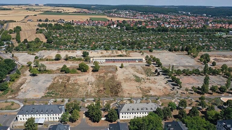 Auf der Fläche zwischen der Kleingartenanlage im Hintergrund und den Gebäuden der früheren Ledward Kaserne in Schweinfurt im Vordergrund soll ein Bürgerpark entstehen. Die SPD im Stadtrat beantragte, diesen deutlich kleiner zu bauen.