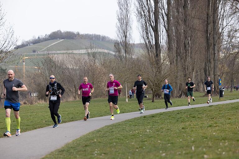Am Main und an Weinbergen entlang führt der Gedächtnislauf aus Würzburg heraus. Am Main und an Weinbergen entlang führt der Gedächtnislauf aus Würzburg heraus. 