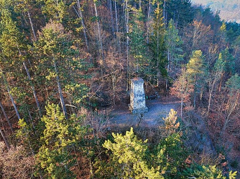 Der Bismarckturm aus der Vogelperspektive – aufgenommen mit einer Drohne.