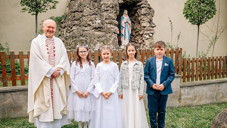 Das Foto zeigt (von links): Pfarrer Adam Was mit den Kommunionkinder Leoni Fröhlich, Hannah Damm, Lia Ruhl und Luca Meier. Das Foto zeigt (von links): Pfarrer Adam Was mit den Kommunionkinder Leoni Fröhlich, Hannah Damm, Lia Ruhl und Luca Meier.