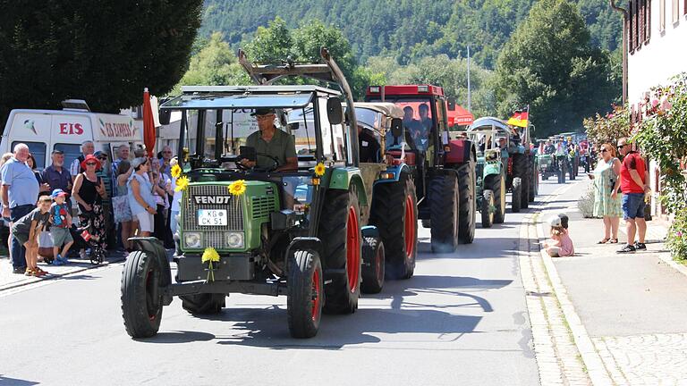 Eine bunte Vielzahl historischer und Neuzeitlicher Landmaschinen bot die Traktor-Parade durch den Ort. - Eine bunte Vielzahl historischer und Neuzeitlicher Landmaschinen bot die Traktor-Parade durch den Ort. Eine bunte Vielzahl historischer und Neuzeitlicher Landmaschinen bot die Traktor-Parade durch den Ort. - Eine bunte Vielzahl historischer und Neuzeitlicher Landmaschinen bot die Traktor-Parade durch den Ort.