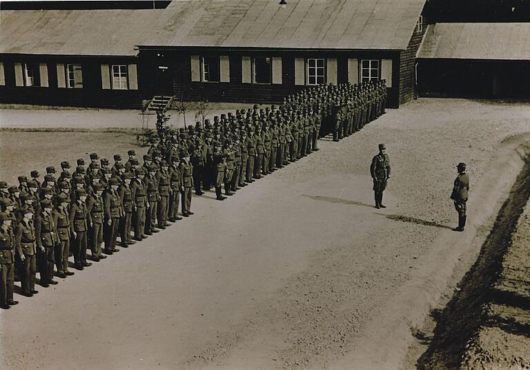 Morgenappell der RAD-Abteilung 4/285, Arbeitsdienstlager Lohrerstraße. Morgenappell der RAD-Abteilung 4/285, Arbeitsdienstlager Lohrerstraße.