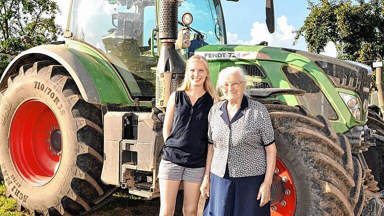 PS im Blut: Die 89-jährige Maria Wittmann mit ihrer Enkelin Theresa. Foto: Rita Steger-Frühwacht