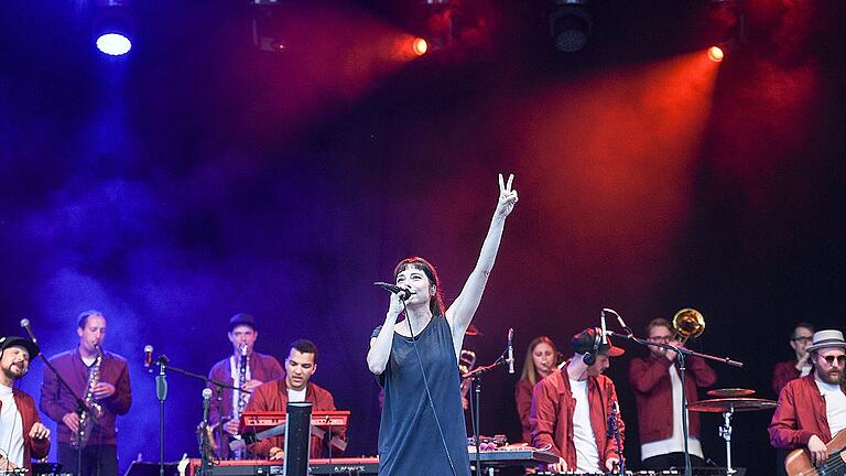 Fiva und die Jazzrausch Bigband auf der Bühne beim Hafensommer in Würzburg.