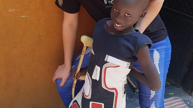 Miriam Odongo mit der 6-jährigen Akello Filda. Die Organisation finanziert dem Mädchen die Schulbildung. Miriam Odongo mit der 6-jährigen Akello Filda. Die Organisation finanziert dem Mädchen die Schulbildung.