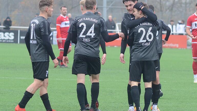Jubel nach der zwischenzeitlichen Karlburger Führung: (von links) Jari Heuchert, Sebastian Fries und Jan Martin (hinten rechts) feiern den Schützen Paul Karle (vorne rechts, Nummer 26).