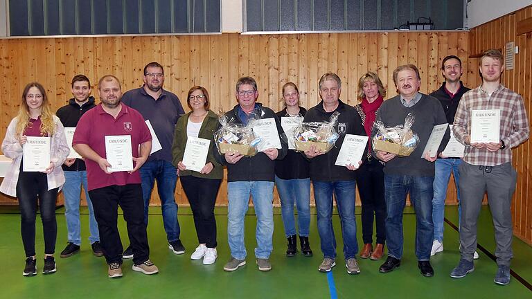 Ehrungen für langjährige aktive Musikantinnen und Musikanten beim Musikverein Altbessingen (von links): Annika Full (zehn Jahre), Steffen Full (20 Jahre), Vereinsvorsitzender Matthias Full (35 Jahre), Martin Weismann (35 Jahre), Stephanie Müller (20 Jahre), Helmut Full (40 Jahre Dirigent), Ramona Full (25 Jahre), Ausbilder und zweiter Dirigent Roland Full (40 Jahre), Dritte Bürgermeisterin Bettina Schmitt (Stadt Arnstein), Kassier Dieter Kuhn (25 Jahre), Manuel Burkard (zehn Jahre) und Daniel Kuhn (20 Jahre).&nbsp;