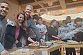 Ein freudiges Ereignis war für alle das Zuckerfest. Abdelghani El Yazidi, Schulleiterstellvertreterin Hiltrud von Kannen und Schulleiter Johannes Teichmann (von links) luden stellvertretend alle Schüler und Lehrer ein, beim Buffet zuzugreifen.
